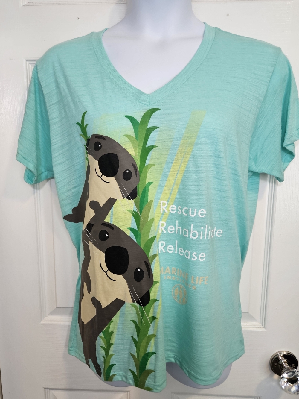 Disney/Pixar, Finding Dory, Sea Otter Marine Life Institute, V-Neck Tee. 2XL